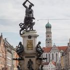 Augsburg Herkulesbrunnen vor Sankt Ulrich und Afra