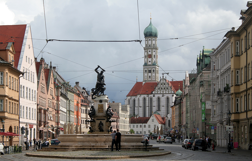 Augsburg: Maximilianstraße, Herkulesbrunnen und Ulrichskirche