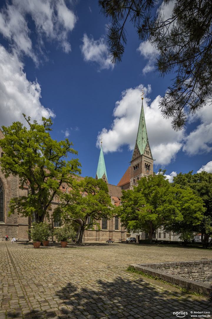 Augsburger Dom mit blauem Himmel