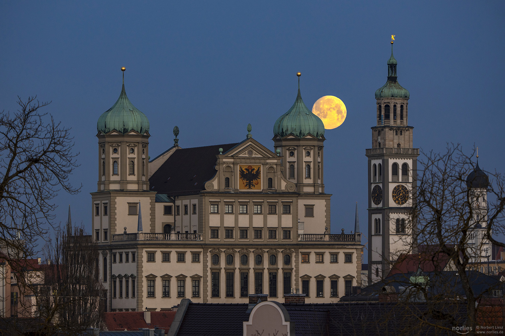 Augsburger Rathaus mit Mond