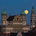 Augsburger Rathaus mit Mond