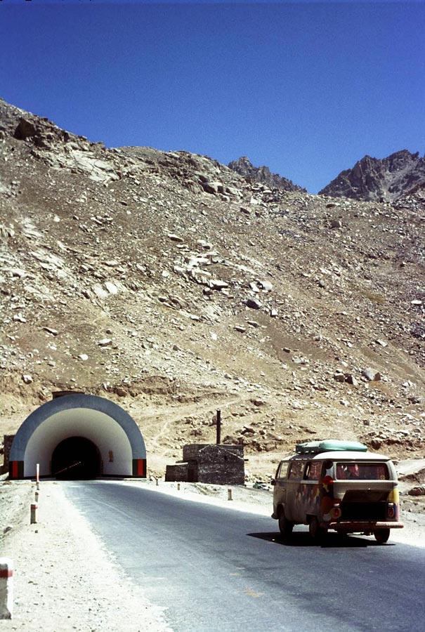 August 1971, mein VW-Bus am Salang Pass, Afghanistan