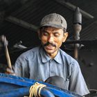 AUGUST: LOKFÜHRER VOR DEM START DES DARJEELING HIMALAYAN RAILWAY