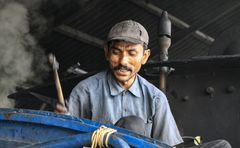 AUGUST: LOKFÜHRER VOR DEM START DES DARJEELING HIMALAYAN RAILWAY