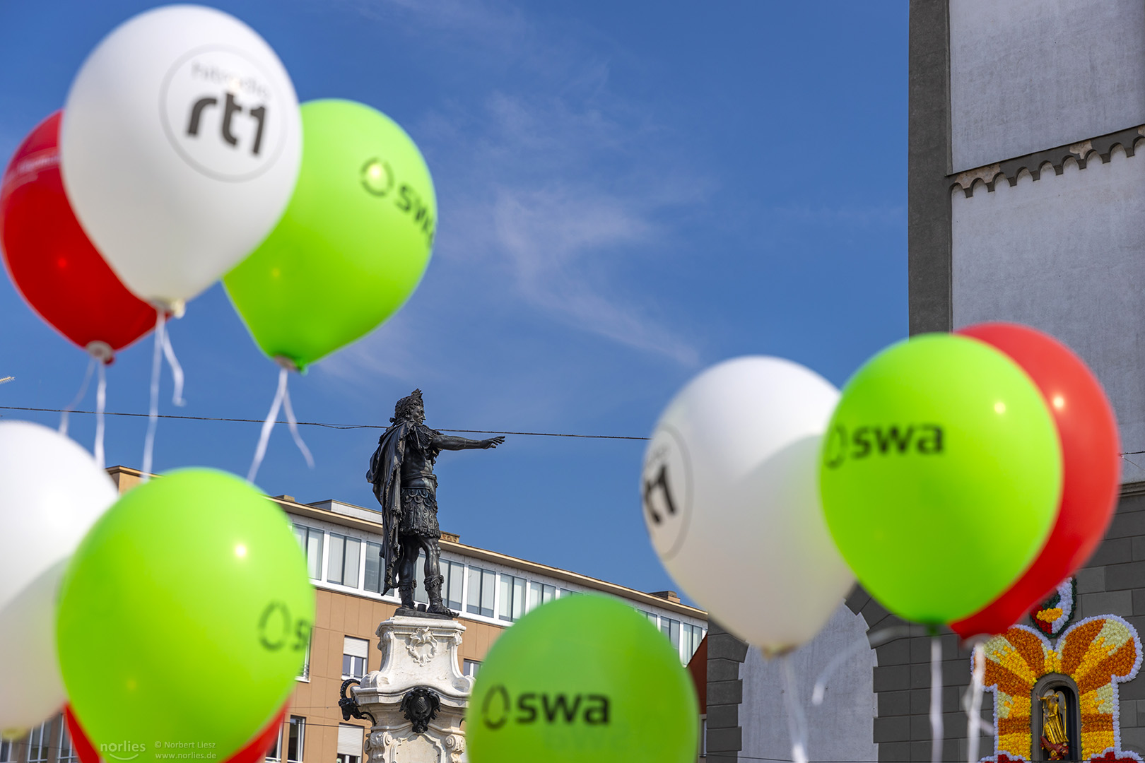 Augustus greift nach den Ballons