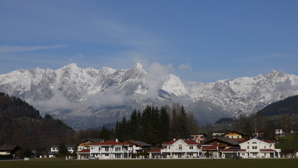 Auhofsiedlung mit Tennengebirge by Herbert Sacherer