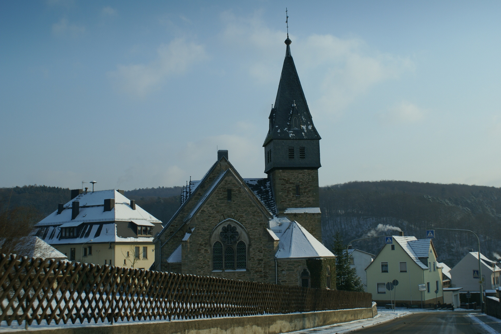 Aumenau im Winter mit der evangelischen Kirche