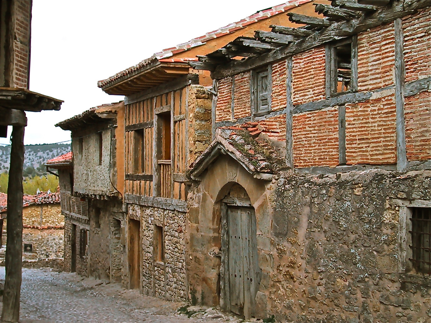 Aun andan por aquí, buscando el tambor de Almanzor.