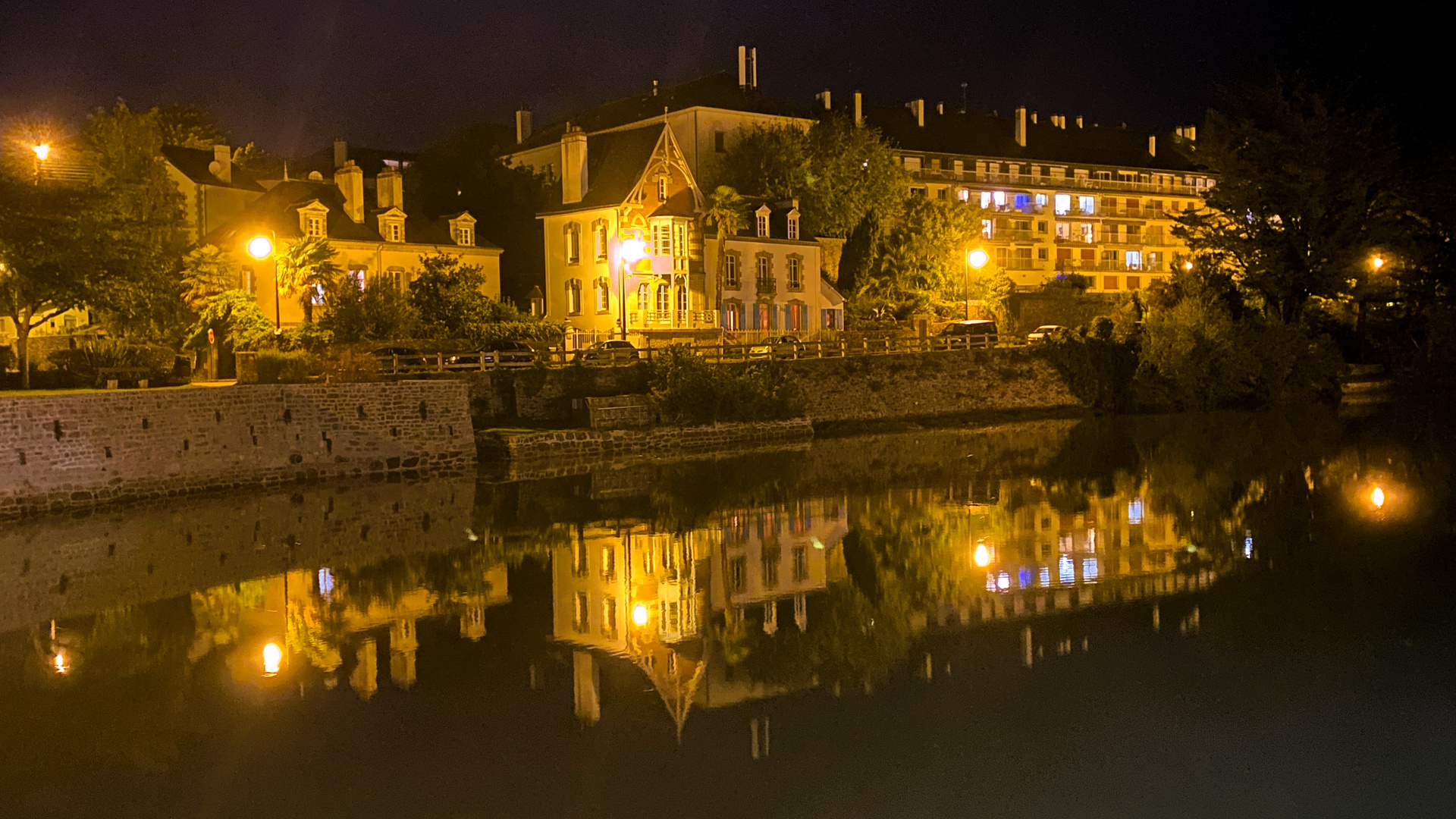 Auray by night