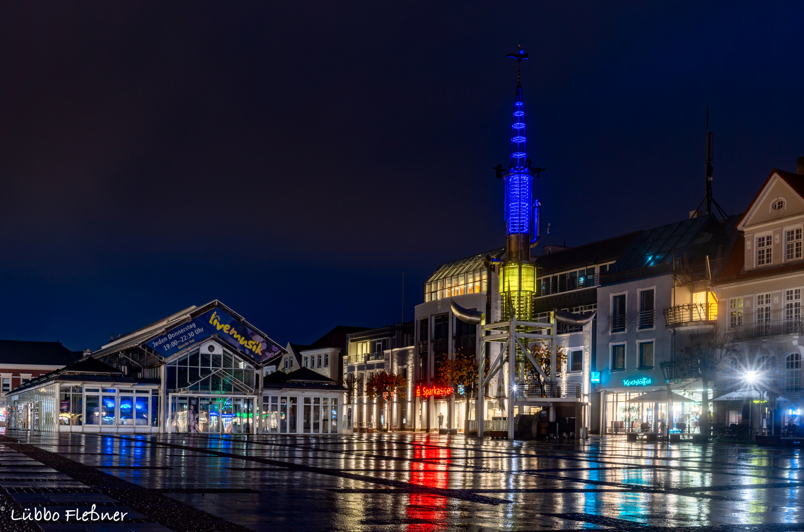 Auricher Marktplatz mit Sous Turm zur blauen Stunde