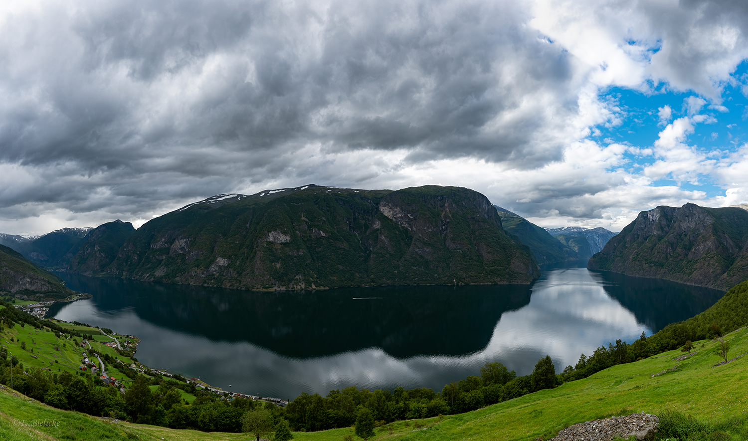 Aurland im Spiegelfjörd