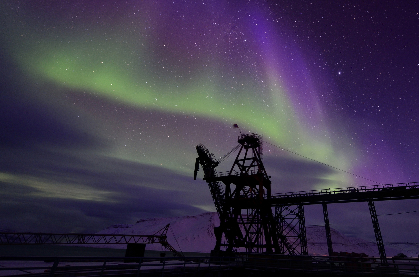 Aurora Borealis am Kai von Pyramiden, Spitzbergen im Oktober 2013