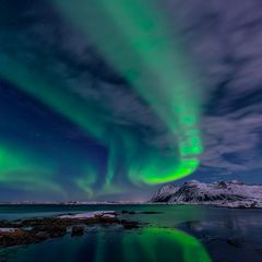 aurora borealis  bei bewölktem himmel und mondlicht