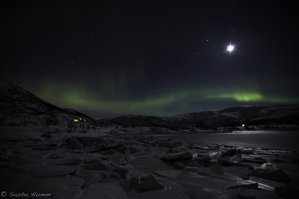 Aurora Borealis eingebettet in der Berglandschlaft