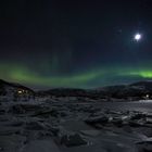 Aurora Borealis eingebettet in der Berglandschlaft