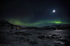 Aurora Borealis eingebettet in der Berglandschlaft