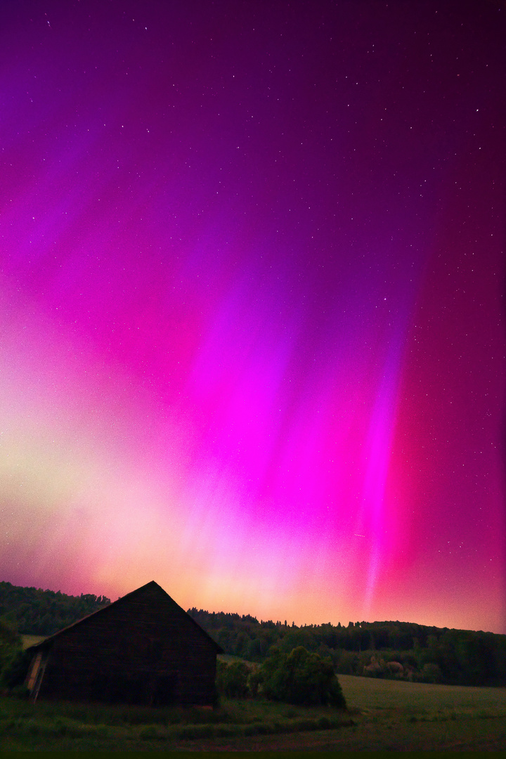 Aurora Borealis in ihrer schönen Farbenpracht am nordhessischen Himmel.