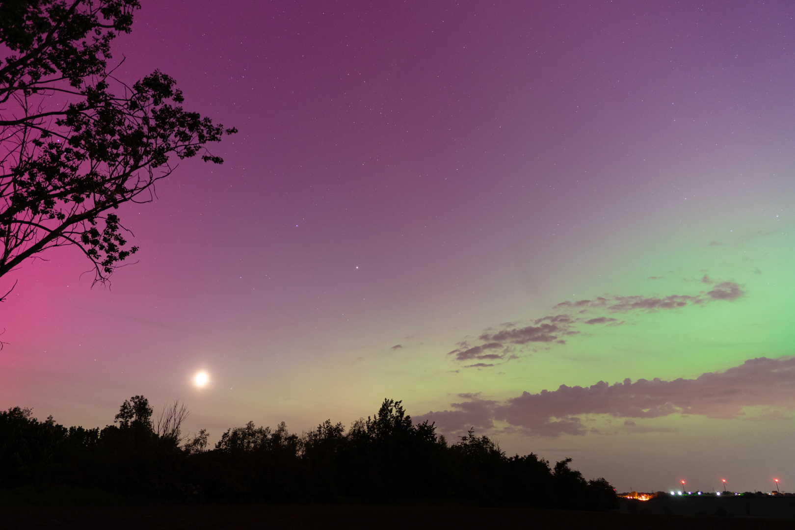 Aurora Borealis mit Mond