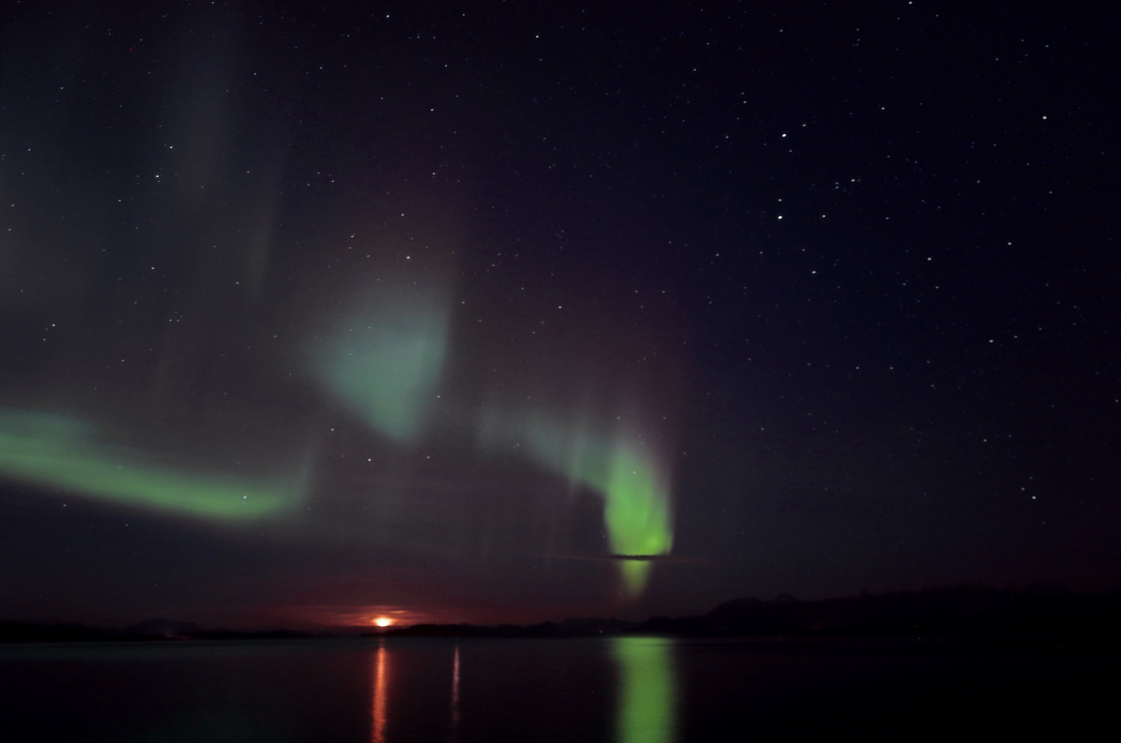 Aurora borealis mit Mondaufgang