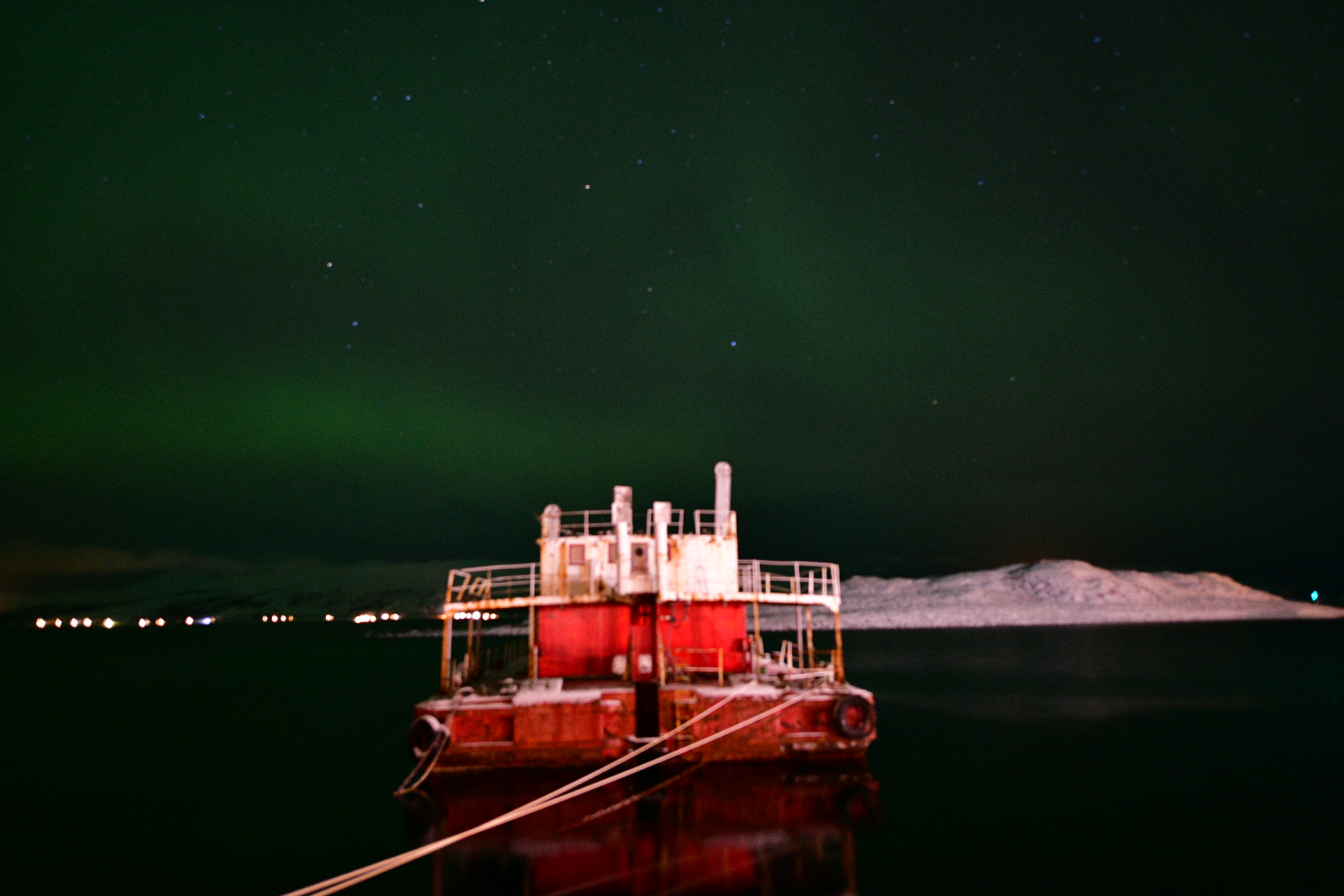 Aurora Borealis mit Schiff in rot.