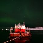 Aurora Borealis mit Schiff in rot.