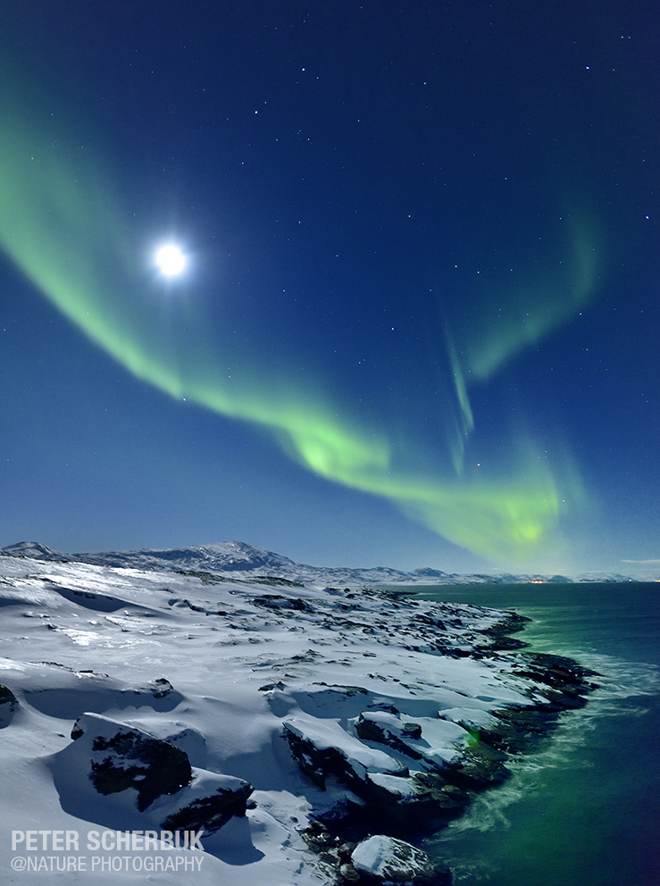 Aurora Borealis mit Vollmond...