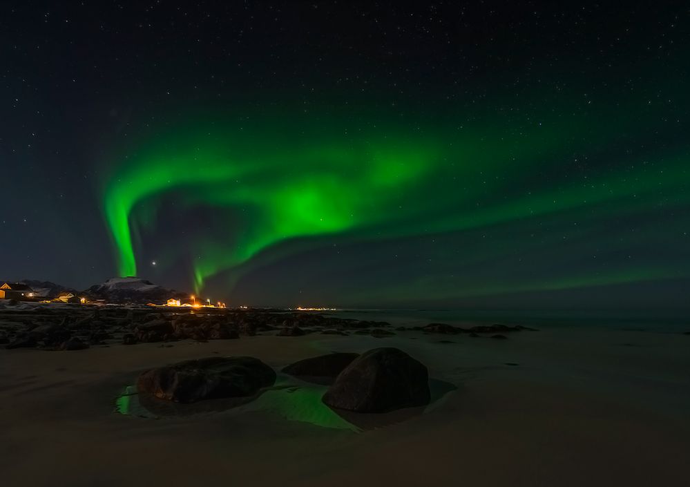 aurora borealis oberhalb eines dorfes