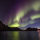 Aurora Borealis tanzt über dem Reinefjord