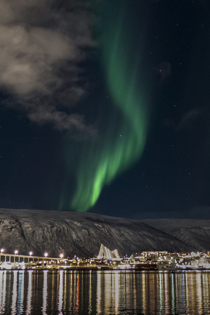 Aurora-Tornado über der Eismeerkathedrale