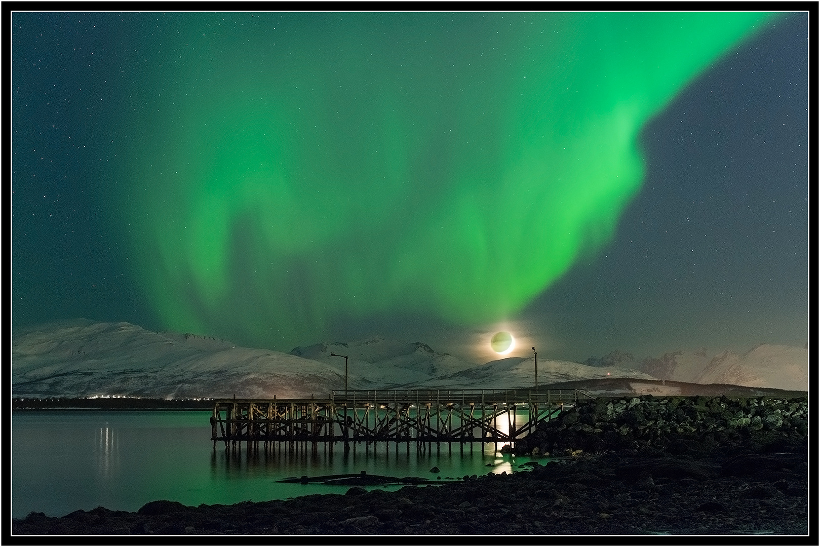 ~ aurora touching the crescent moon ~