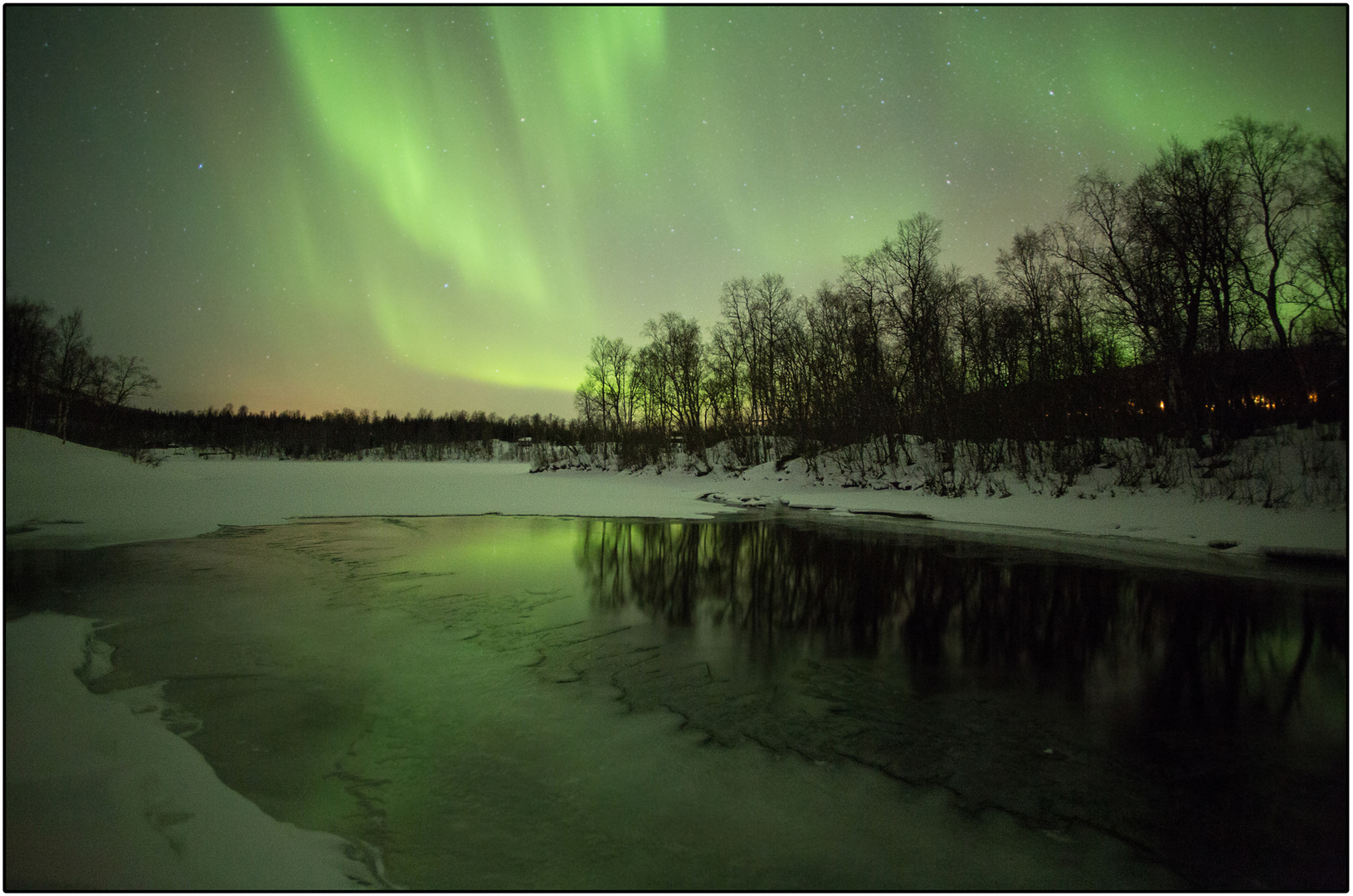 Aurora über dem Flüsschen