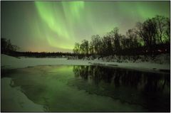 Aurora über dem Flüsschen