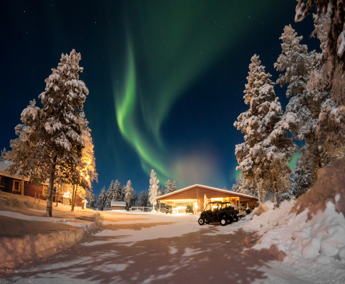 Aurora über dem Parkplatz