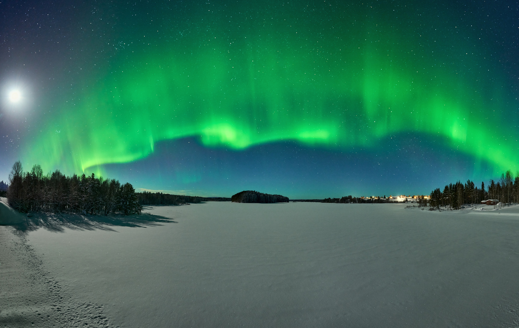 Auroras Tanz mit dem Mond