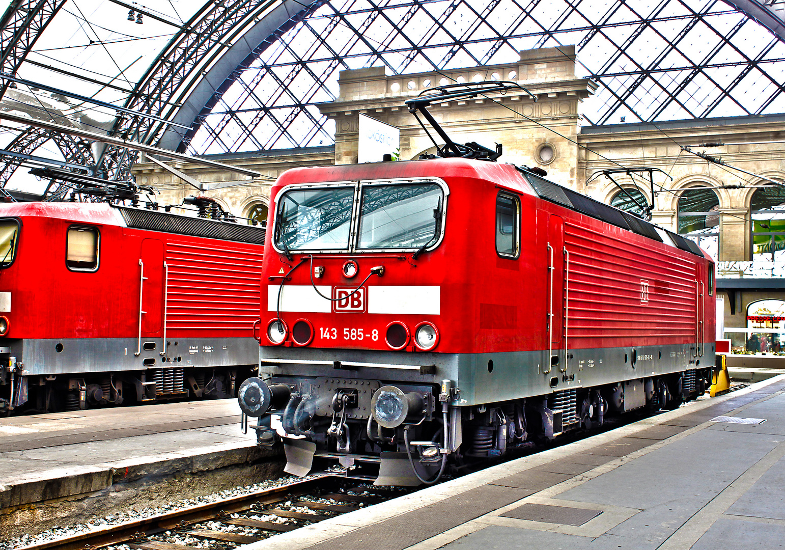 Aus Belichtungsreihe erstelltes HDR der BR 143 im Hbf Dresden