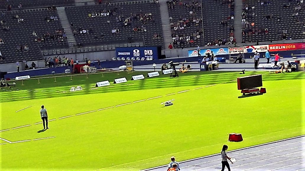 Aus dem Archiv Speertransport per Auto im Olympiastadion Berlin 