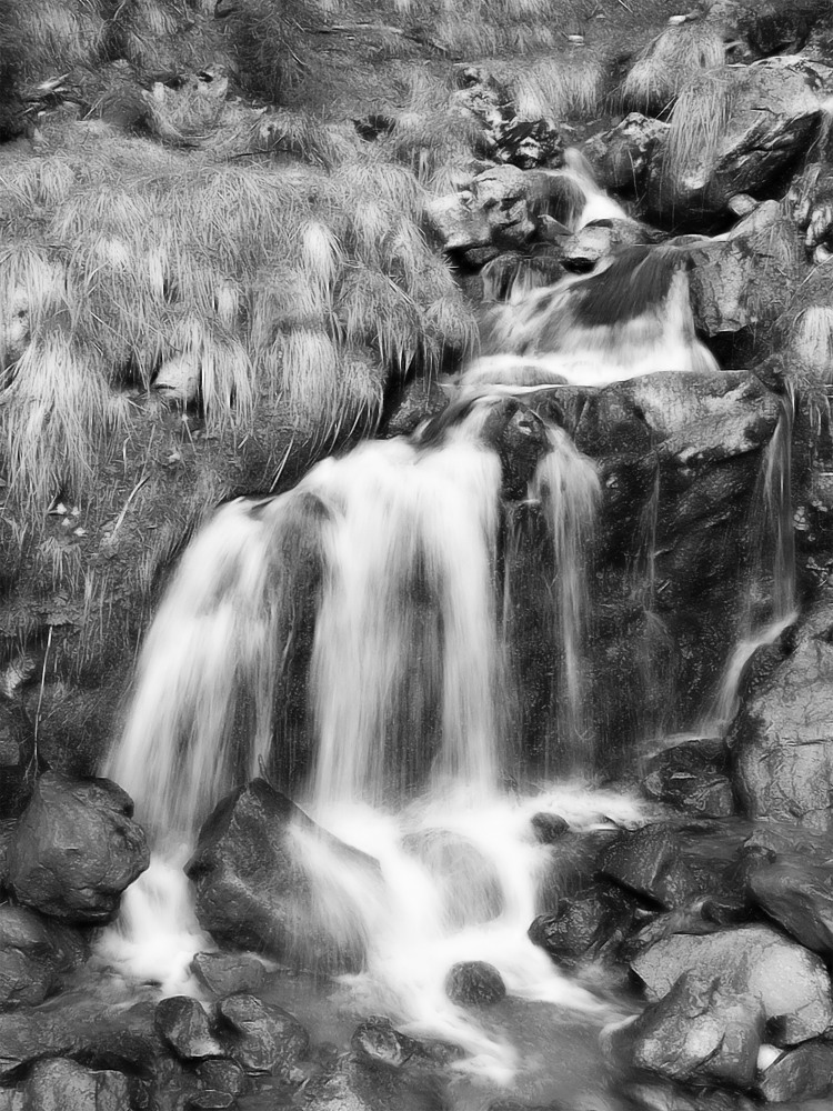 Aus dem Berg entspringt ein Fluss von Thorsten Fink