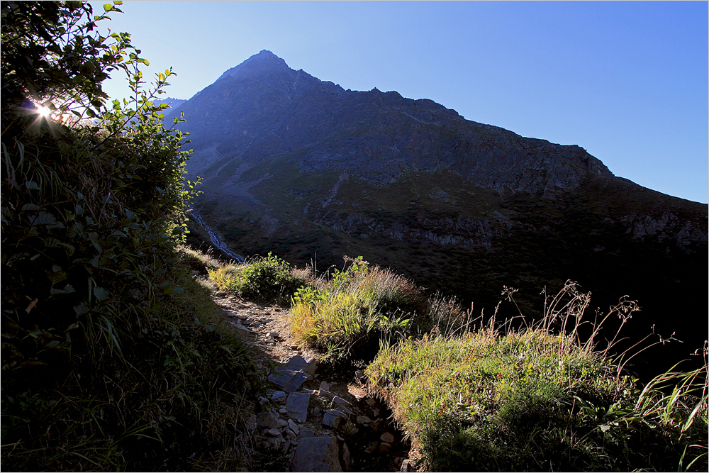 aus dem Dunkel des Schattens in das Licht der Morgensonne