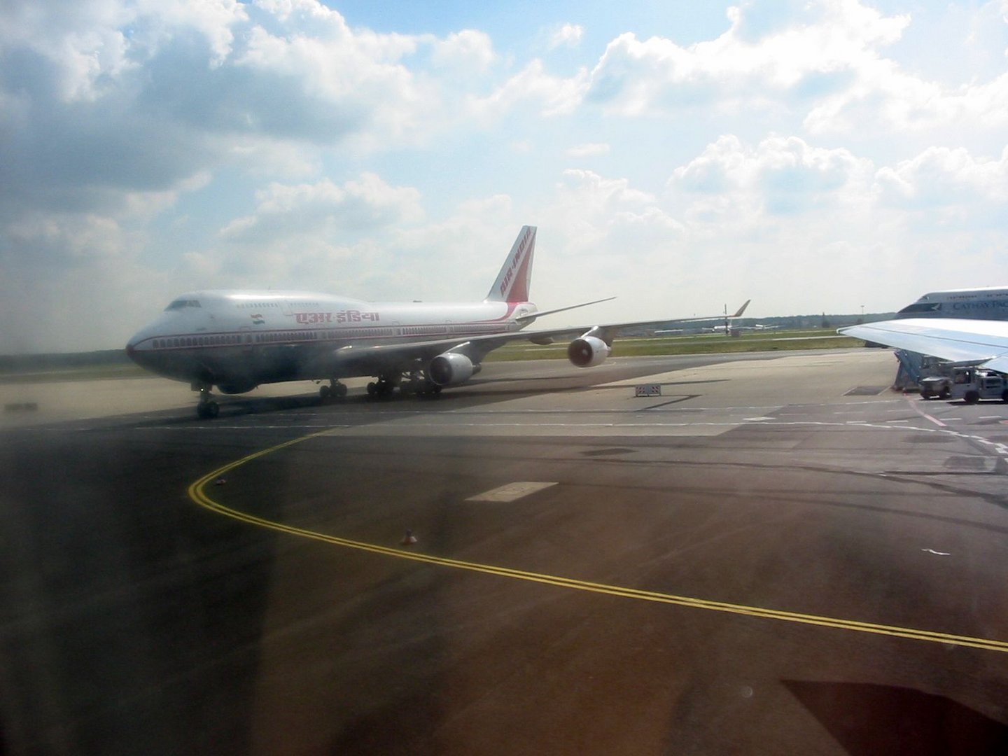 Aus dem Flugzeugfenster fotografiert: Boeing 747 der AIr India