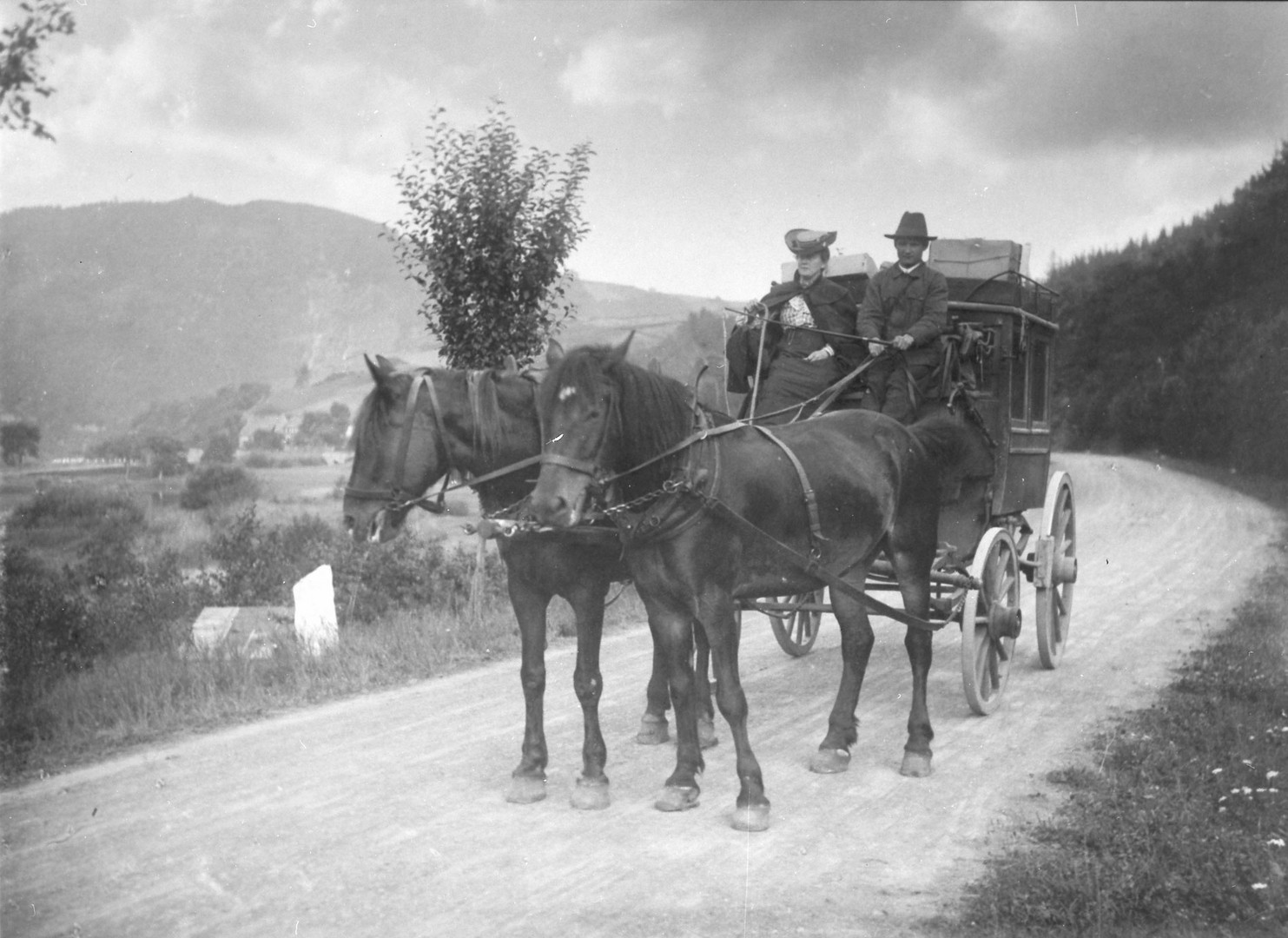 Aus dem Fotoalbum: Antweiler 1906:  Postkutsche Dümpelfeld-Blankenheim