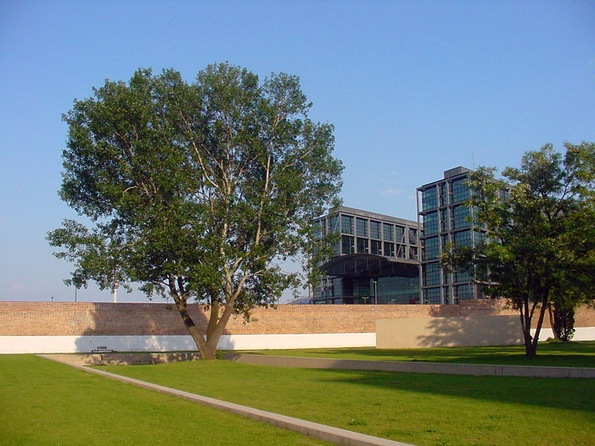 Aus dem Gedenkstättenpark an der Invalidenstraße auf den Hauptbahnhof