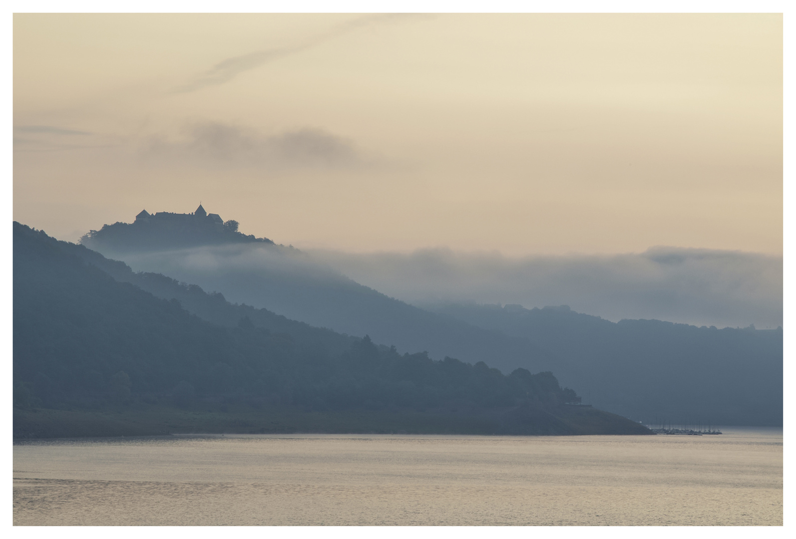 Aus dem Nebel heraus