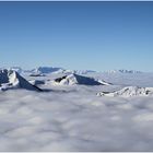 Aus dem Nebel ragende Berggipfel