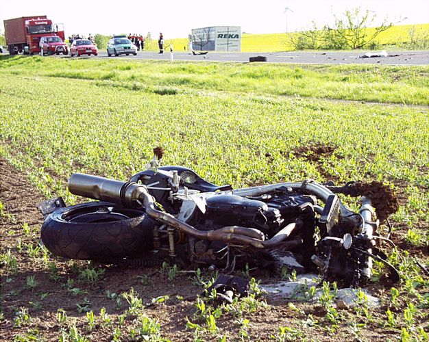 Aus dem Polizeibericht vom 11. Mai 2005: Motorrad prallte gegen Lkw ...