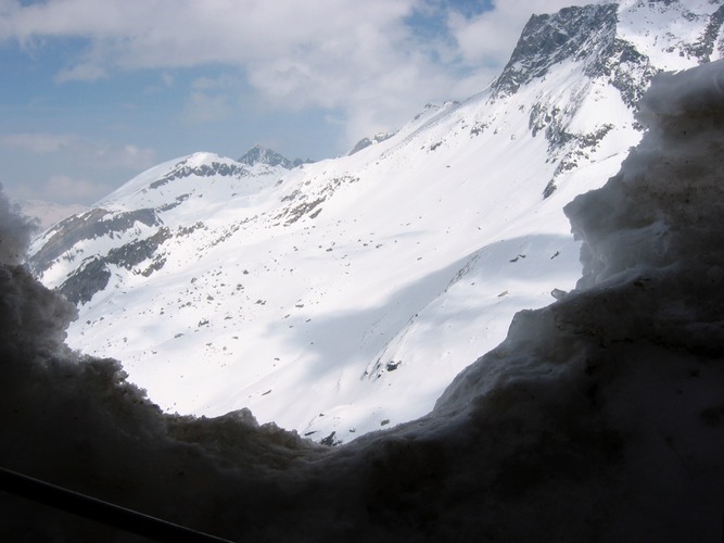 AUS DEM SCHNEELOCH RAUS