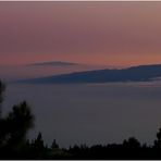 Aus dem Wolkenmeer erheben sich Gomera und Hierro