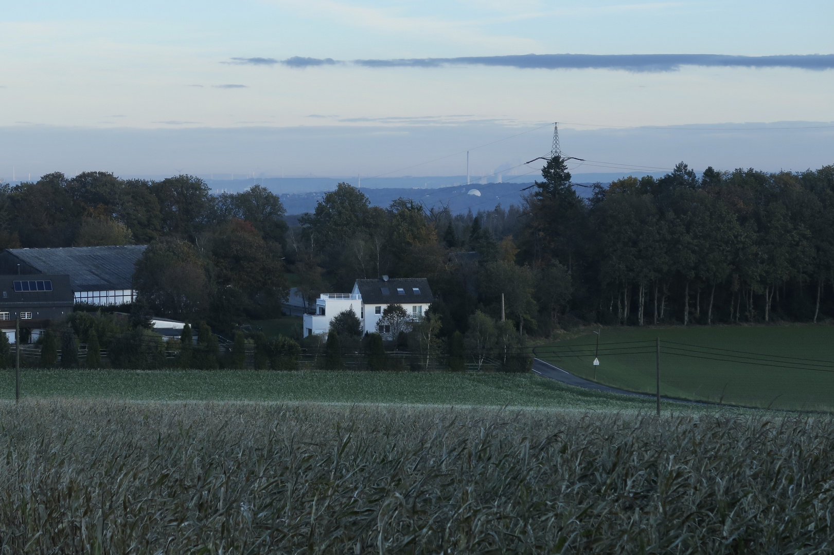 Aus den blauen Wäldern Stiepels zeigt sich die Sternwarte Bochum 