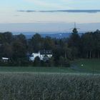 Aus den blauen Wäldern Stiepels zeigt sich die Sternwarte Bochum 