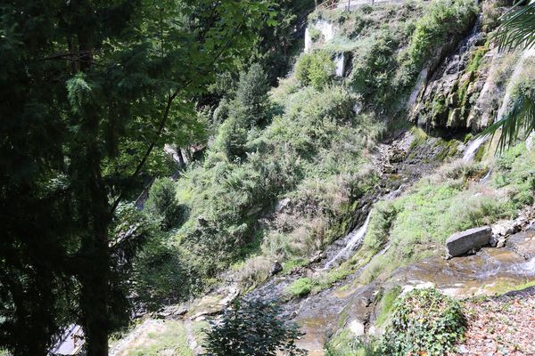 Aus den Höhlen kommt Wasser runter