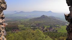 Aus den Mauern der Burgtuine des Hradek herausgeschaut...